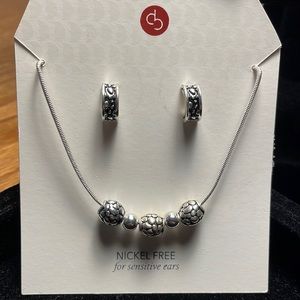 Set of nickel free for sensitive ears.